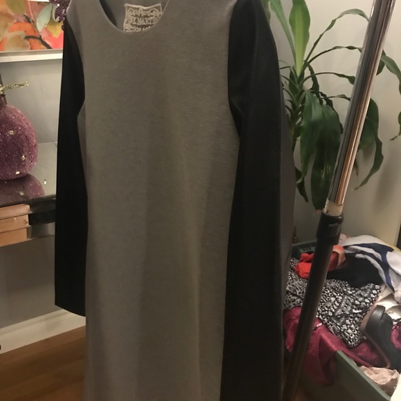 Beautiful leather arm and gray dress - Picture 4 of 5